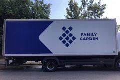 поклейка реклами на фуру для Family Garden 