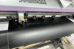 плотерна порізка плівки чорного оракала  на плотері mimaki