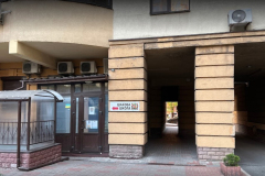 табличка уф друк на пвх , прикріплина на фасад будинку